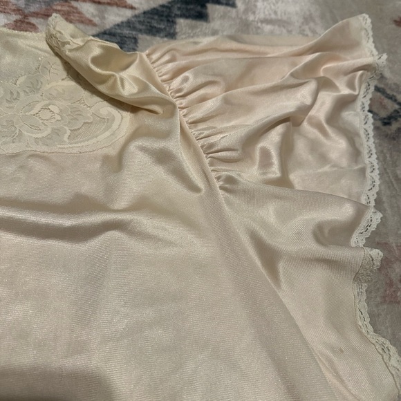 Vanity Fair Elegant Vintage  Cream Nightgown with Lace Detail sz XXXL - Picture 7 of 9